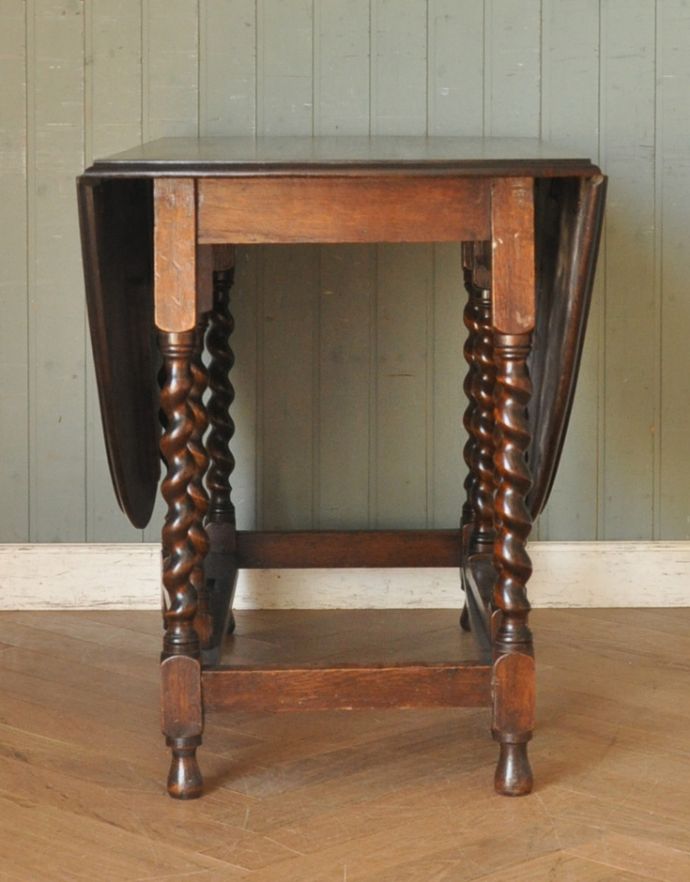 英国クラシックスタイル　アンティーク家具　丸い天板のアンティーク英国家具、伸張式のゲートレッグテーブル。閉じるとこんなにコンパクトに収まるので、狭いスペースに片付けることも可能です。(m-539-f)