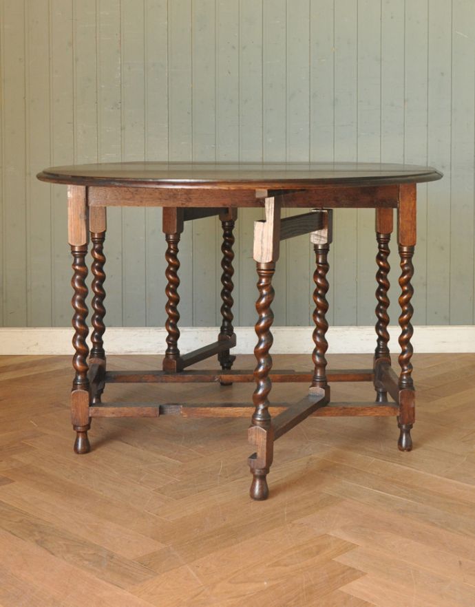 英国クラシックスタイル　アンティーク家具　丸い天板のアンティーク英国家具、伸張式のゲートレッグテーブル。足元のデザインが凝っていて組み脚のようになっています。(m-539-f)
