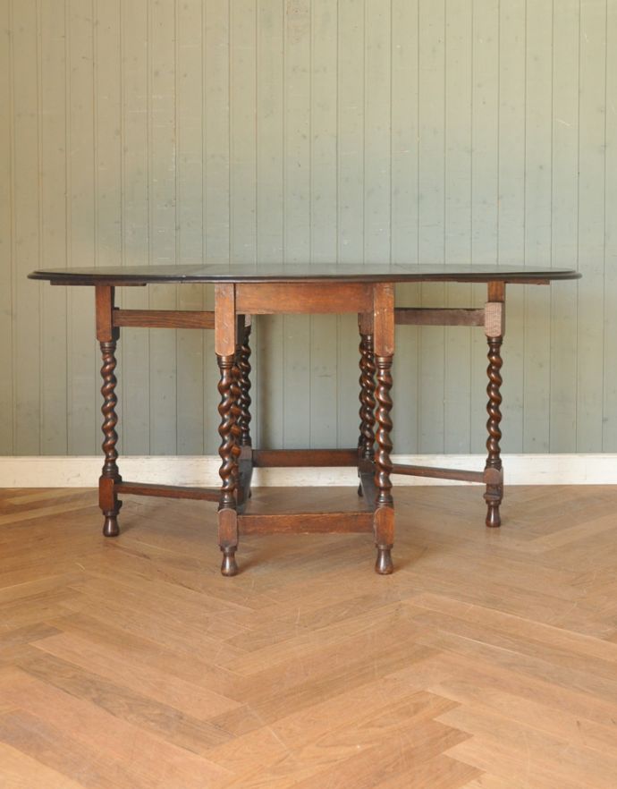 英国クラシックスタイル　アンティーク家具　丸い天板のアンティーク英国家具、伸張式のゲートレッグテーブル。温かみのある落ち着いた色です。(m-539-f)