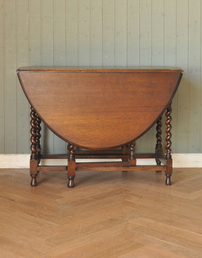 英国クラシックスタイル　アンティーク家具　丸い天板のアンティーク英国家具、伸張式のゲートレッグテーブル。アンティークは新品ではないので、経年変化によるキズはありますが、専門の職人によって目立たないようにキレイにお直しをしています。(m-539-f)