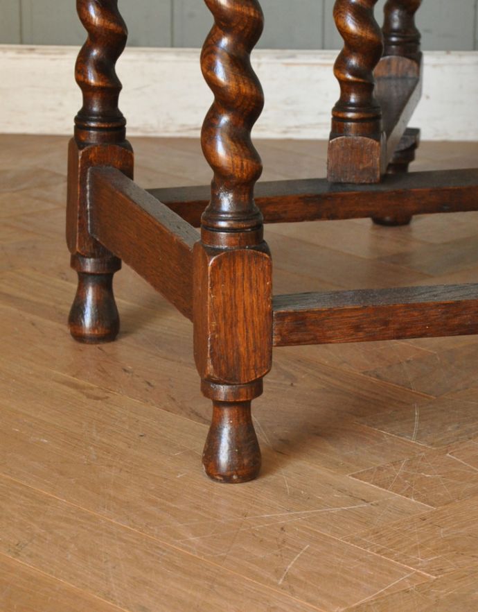 英国クラシックスタイル　アンティーク家具　丸い天板のアンティーク英国家具、伸張式のゲートレッグテーブル。丸い足先が可愛いです。(m-539-f)