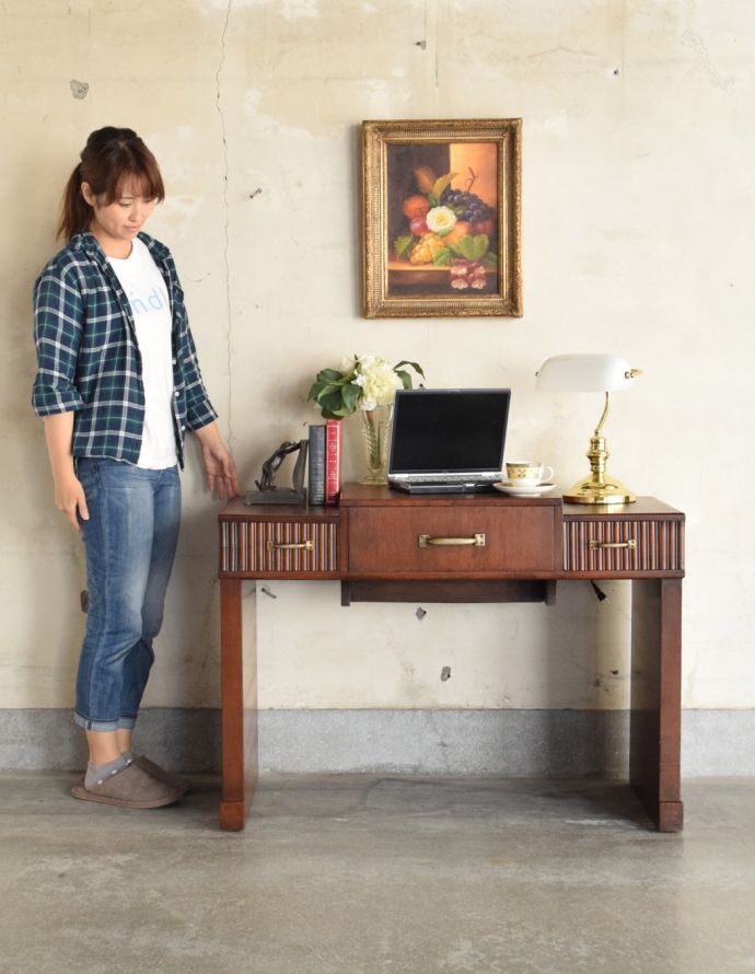 アンティークのデスク・書斎机 アンティーク家具 英国で見つけた機能的にも優れたライティングデスク、アンティーク英国家具(机)。落ち着いた雰囲気のデスク。(m-540-f)