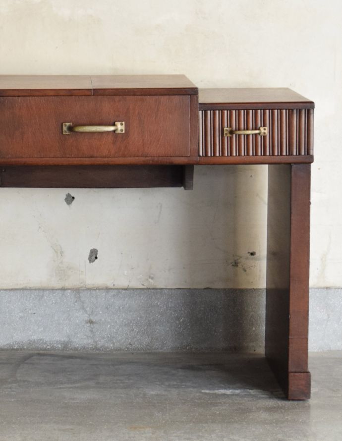 アンティークのデスク・書斎机 アンティーク家具 英国で見つけた機能的にも優れたライティングデスク、アンティーク英国家具(机)。外国製のデスクは装飾があちこちにあるので、絵になるアイテム。(m-540-f)