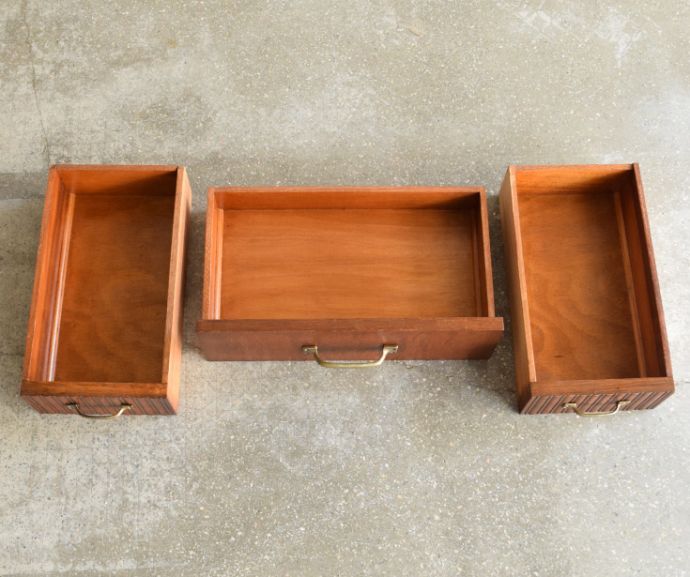 アンティークのデスク・書斎机 アンティーク家具 英国で見つけた機能的にも優れたライティングデスク、アンティーク英国家具(机)。引き出しが3杯付いています。(m-540-f)