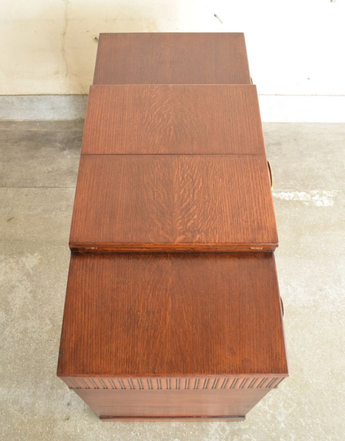 アンティークのデスク・書斎机 アンティーク家具 英国で見つけた機能的にも優れたライティングデスク、アンティーク英国家具(机)。天板もピカピカにお直ししました。(m-540-f)