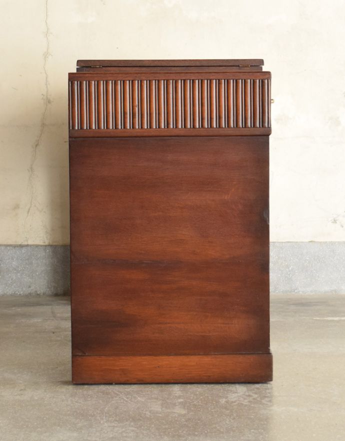 アンティークのデスク・書斎机 アンティーク家具 英国で見つけた機能的にも優れたライティングデスク、アンティーク英国家具(机)。サイドも美しいです。(m-540-f)