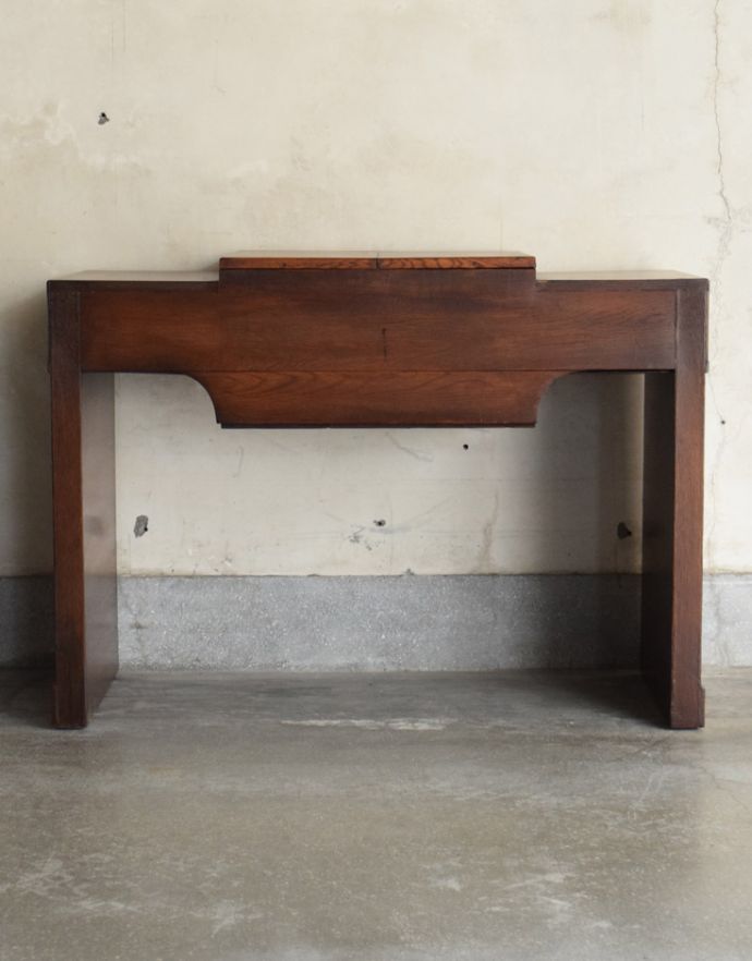 アンティークのデスク・書斎机 アンティーク家具 英国で見つけた機能的にも優れたライティングデスク、アンティーク英国家具(机)。きちんとメンテナンスしてあるので、裏側もキレイです。(m-540-f)