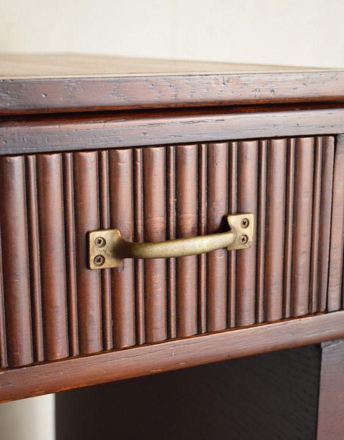 アンティークのデスク・書斎机 アンティーク家具 英国で見つけた機能的にも優れたライティングデスク、アンティーク英国家具(机)。ハンドルタイプの取っ手です。(m-540-f)