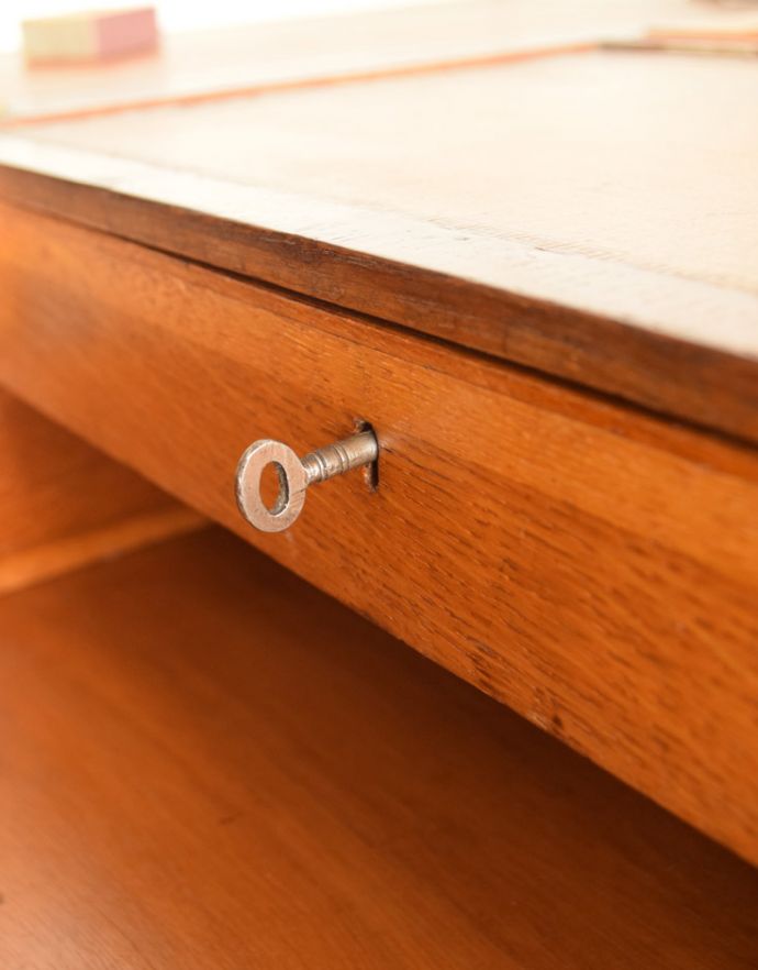 アンティークのデスク・書斎机 アンティーク家具 英国で見つけた機能的にも優れたライティングデスク、アンティーク英国家具(机)。中央の引き出しを引くと、天板下には隠し収納まで付いています。(m-540-f)