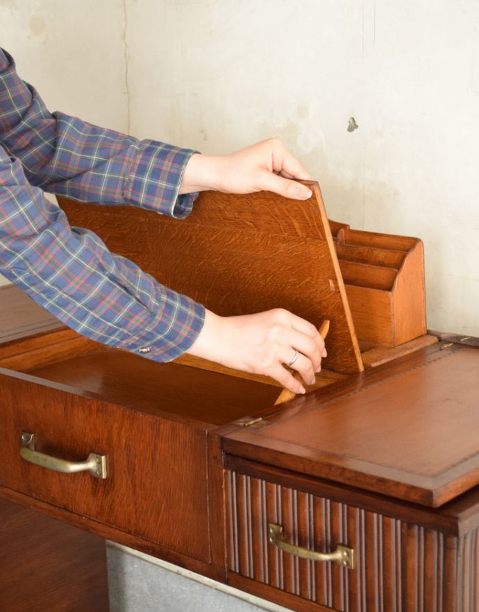 アンティークのデスク・書斎机 アンティーク家具 英国で見つけた機能的にも優れたライティングデスク、アンティーク英国家具(机)。天板を開けたままにできる様、支えが付いています。(m-540-f)