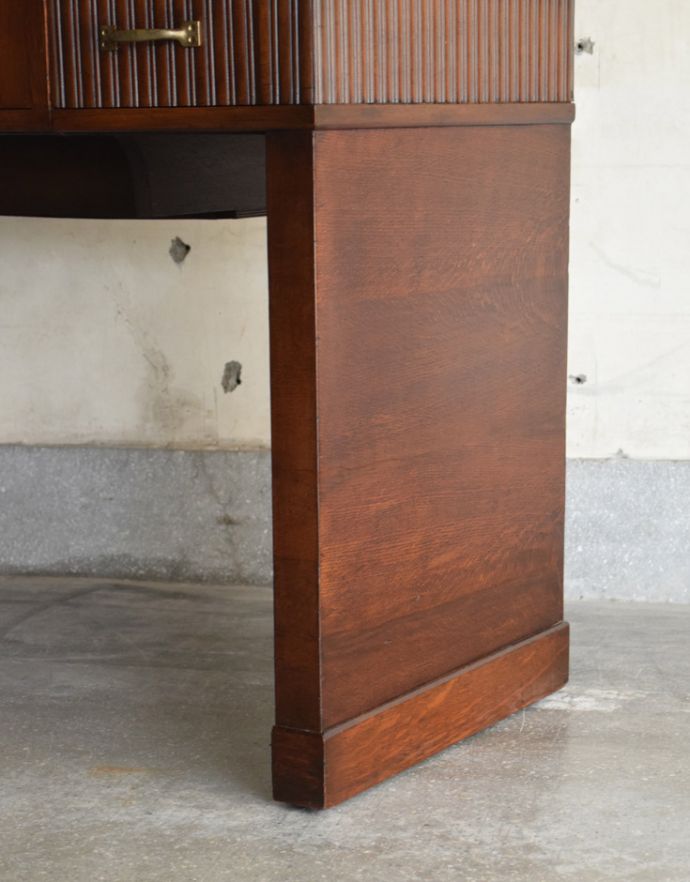 アンティークのデスク・書斎机 アンティーク家具 英国で見つけた機能的にも優れたライティングデスク、アンティーク英国家具(机)。しっかりとした安定感があります。(m-540-f)