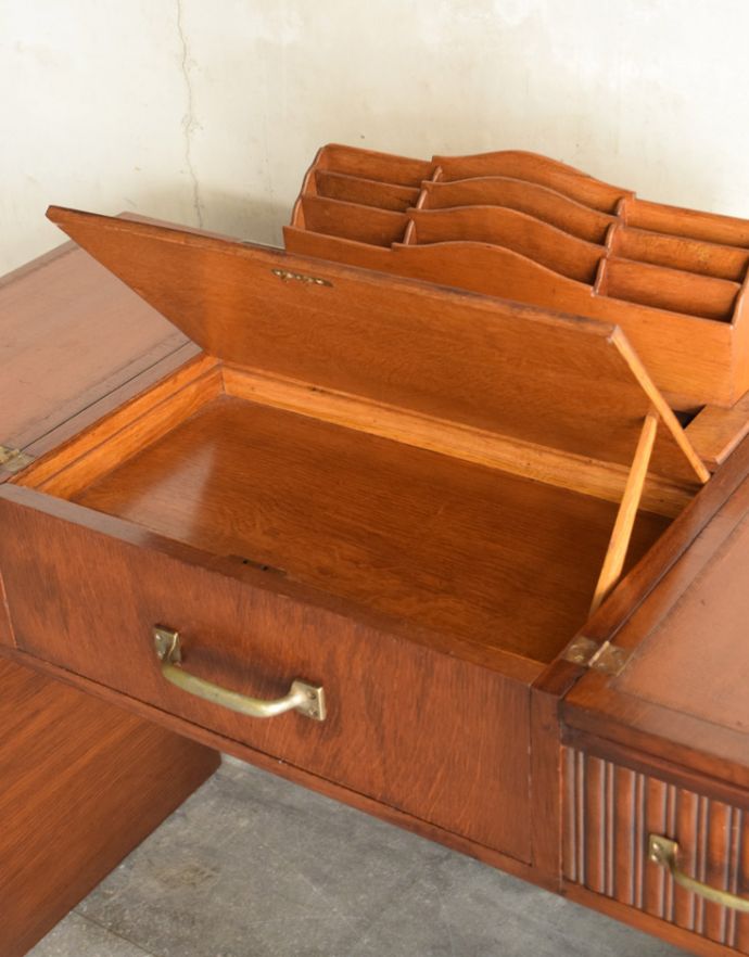 アンティークのデスク・書斎机 アンティーク家具 英国で見つけた機能的にも優れたライティングデスク、アンティーク英国家具(机)。天板下も収納になっています。(m-540-f)