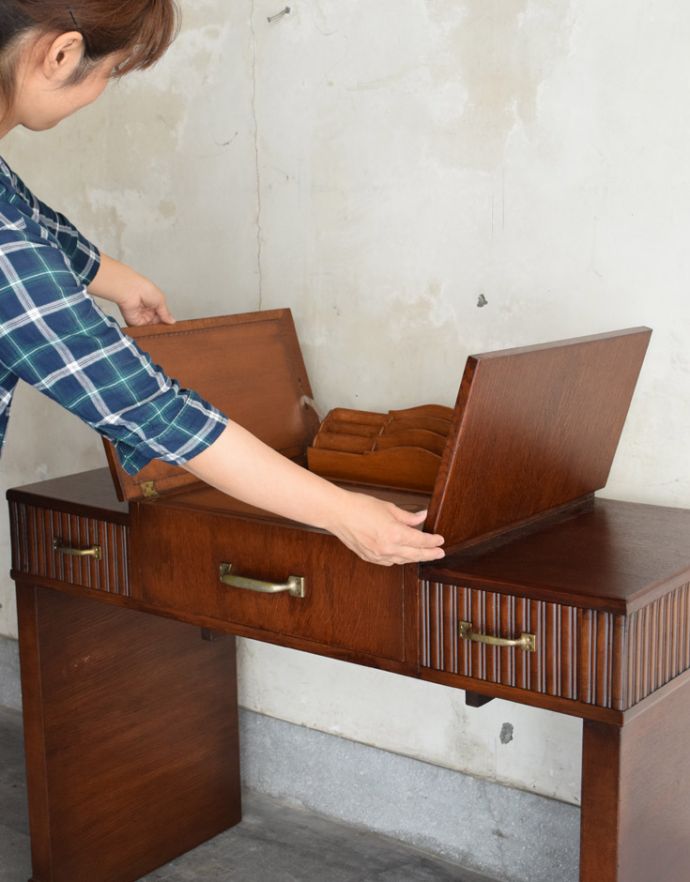 アンティークのデスク・書斎机 アンティーク家具 英国で見つけた機能的にも優れたライティングデスク、アンティーク英国家具(机)。天板を開くのはとても簡単。(m-540-f)