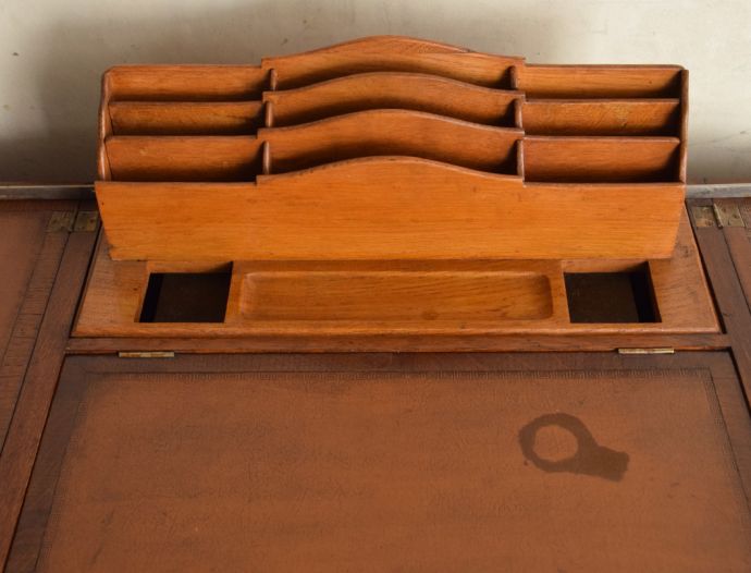 アンティークのデスク・書斎机 アンティーク家具 英国で見つけた機能的にも優れたライティングデスク、アンティーク英国家具(机)。書類棚と、ペン置きです。(m-540-f)