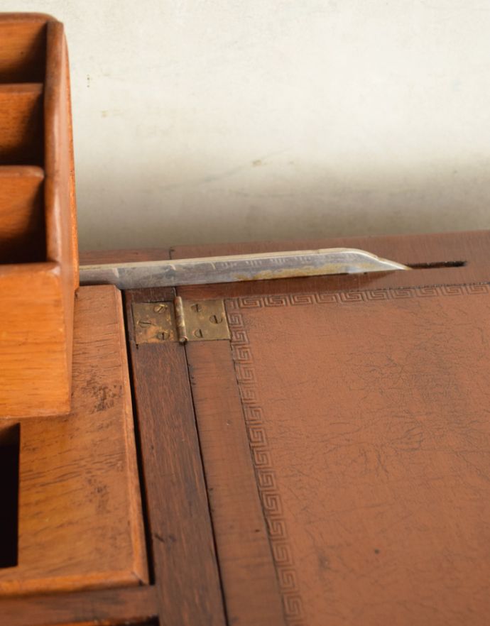 アンティークのデスク・書斎机 アンティーク家具 英国で見つけた機能的にも優れたライティングデスク、アンティーク英国家具(机)。縁取りにも海外製らしさが感じられます。(m-540-f)