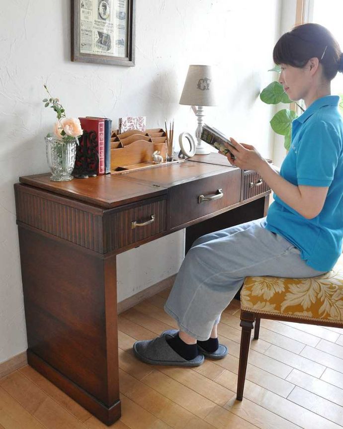 アンティークのデスク・書斎机 アンティーク家具 英国で見つけた機能的にも優れたライティングデスク、アンティーク英国家具(机)。天板を開けると、レターラックが出てくる珍しいデスクです。(m-540-f)