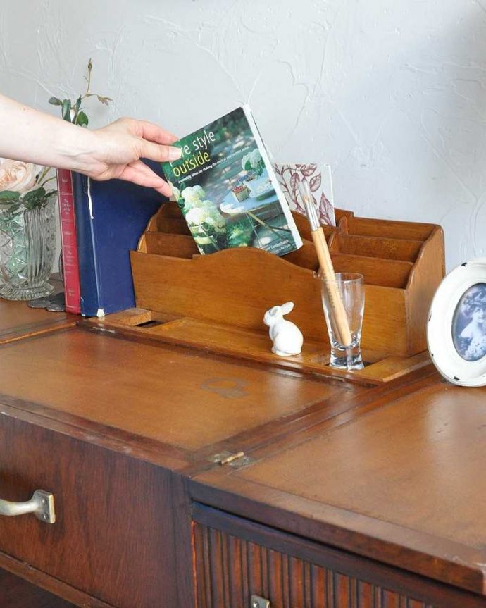 アンティークのデスク・書斎机 アンティーク家具 英国で見つけた機能的にも優れたライティングデスク、アンティーク英国家具(机)。書類なども立てておけるので何が溜まっているか一目瞭然。(m-540-f)