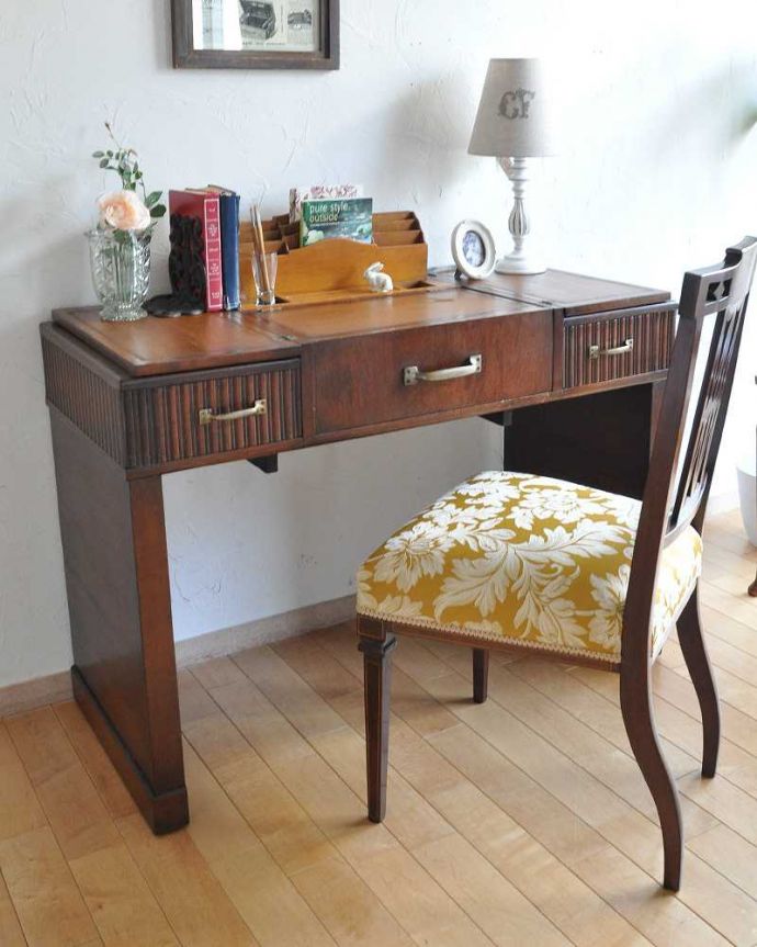 アンティークのデスク・書斎机 アンティーク家具 英国で見つけた機能的にも優れたライティングデスク、アンティーク英国家具(机)。レターラックを出しっぱなしにしておいても可愛いデザインです。(m-540-f)