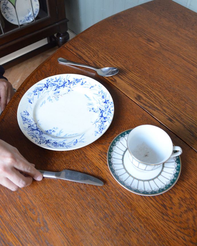 アンティークのテーブル　アンティーク家具　英国輸入のアンティーク家具、伸張式のゲートレッグテーブル（オーク材）。オーク材らしい天板の模様がカッコイイ！白い食器が映えるから、いつもの食事も美しく見えます。(m-544-f)