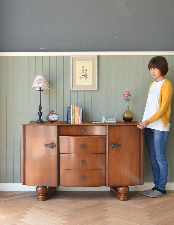 アンティークのキャビネット　アンティーク家具　お花の取っ手が華やかな、アンティークのバフェットサイドボード（カップボードチェスト） 。柔らかい曲線が女性らしい印象のサイドボード。(m-545-f)