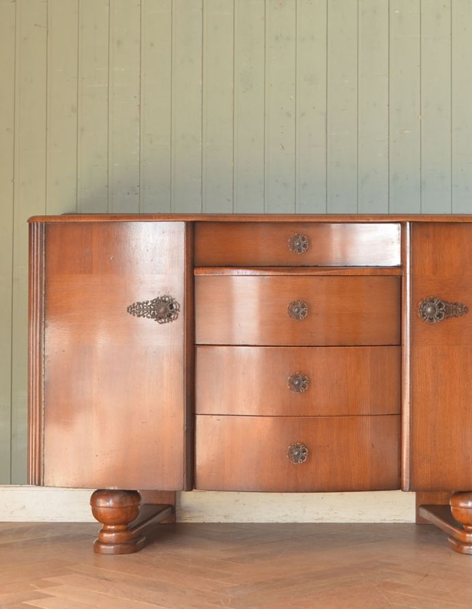 アンティークのキャビネット　アンティーク家具　お花の取っ手が華やかな、アンティークのバフェットサイドボード（カップボードチェスト） 。オーク材の木目が艶あって美しい！客間やリビングなどに置けば自慢の家具になりますよ。(m-545-f)