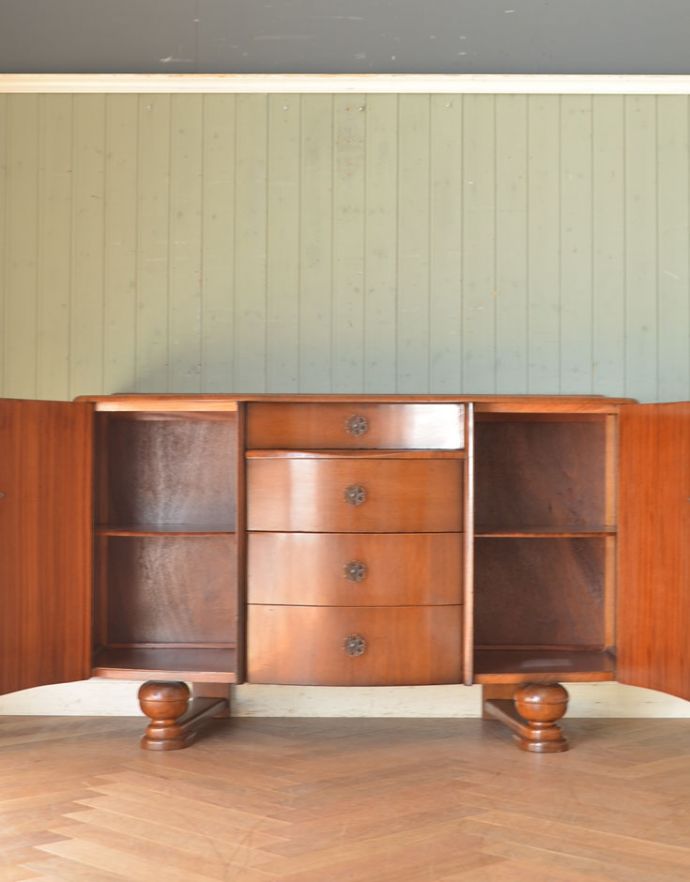 アンティークのキャビネット　アンティーク家具　お花の取っ手が華やかな、アンティークのバフェットサイドボード（カップボードチェスト） 。引出し・扉の両方の収納がついているのが魅力的。(m-545-f)