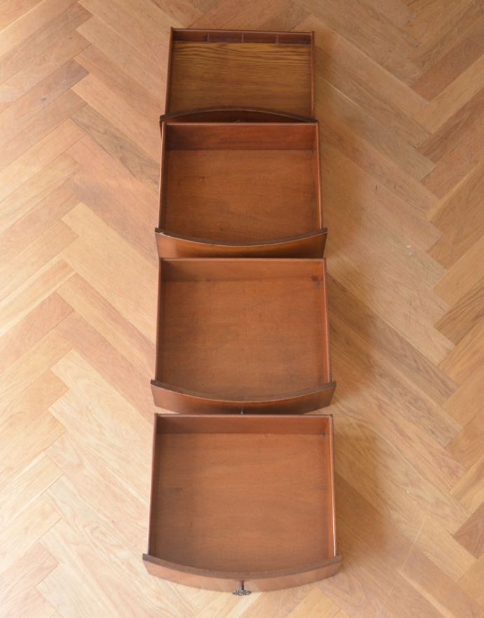 アンティークのキャビネット　アンティーク家具　お花の取っ手が華やかな、アンティークのバフェットサイドボード（カップボードチェスト） 。引き出しは４杯付いています。(m-545-f)