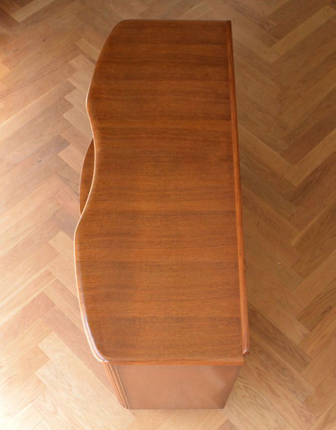 アンティークのキャビネット　アンティーク家具　お花の取っ手が華やかな、アンティークのバフェットサイドボード（カップボードチェスト） 。天板もピカピカにお直ししました。(m-545-f)