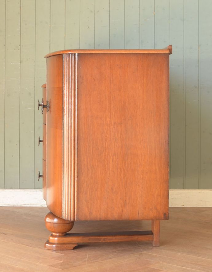 アンティークのキャビネット　アンティーク家具　お花の取っ手が華やかな、アンティークのバフェットサイドボード（カップボードチェスト） 。サイドから見てもキレイです。(m-545-f)