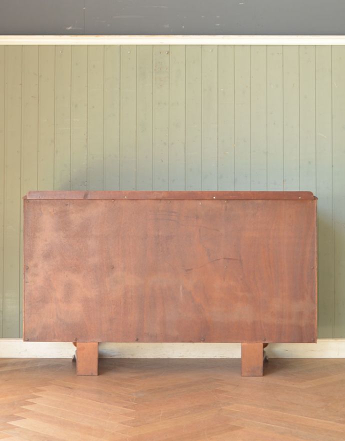 アンティークのキャビネット　アンティーク家具　お花の取っ手が華やかな、アンティークのバフェットサイドボード（カップボードチェスト） 。きちんとメンテナンスしてあるので、裏側もキレイです。(m-545-f)