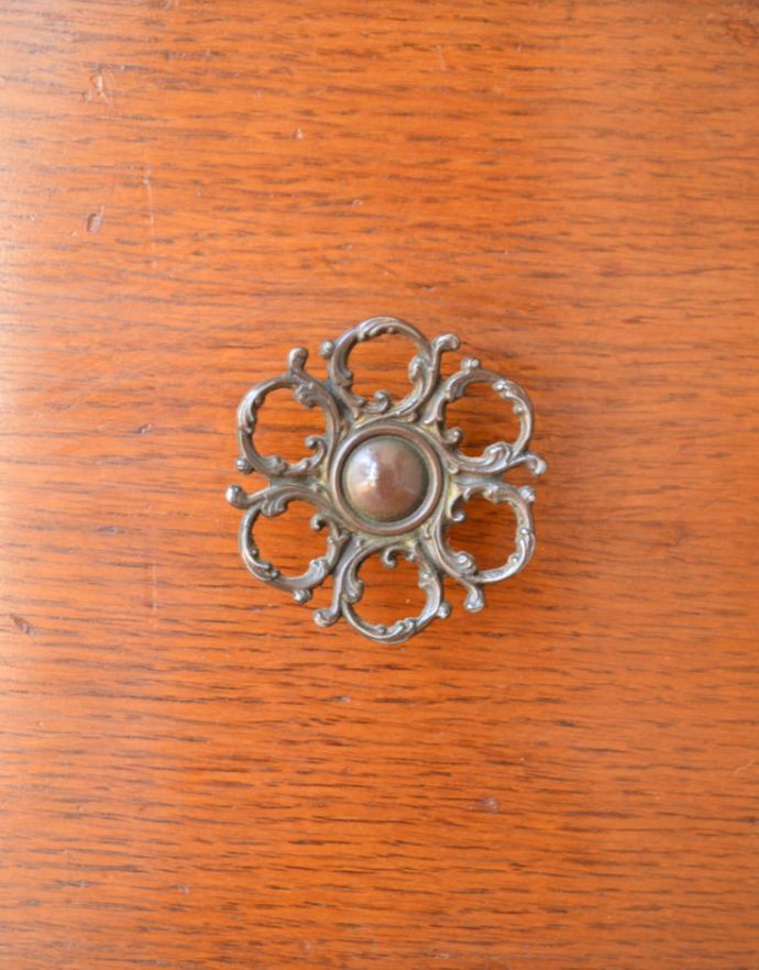 アンティークのキャビネット　アンティーク家具　お花の取っ手が華やかな、アンティークのバフェットサイドボード（カップボードチェスト） 。お花のデザインが可愛い取っ手です。(m-545-f)