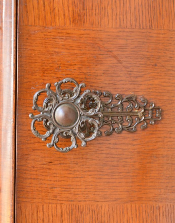 アンティークのキャビネット　アンティーク家具　お花の取っ手が華やかな、アンティークのバフェットサイドボード（カップボードチェスト） 。両サイドの取っ手はヘアアクセサリーのように華やかな印象です。(m-545-f)