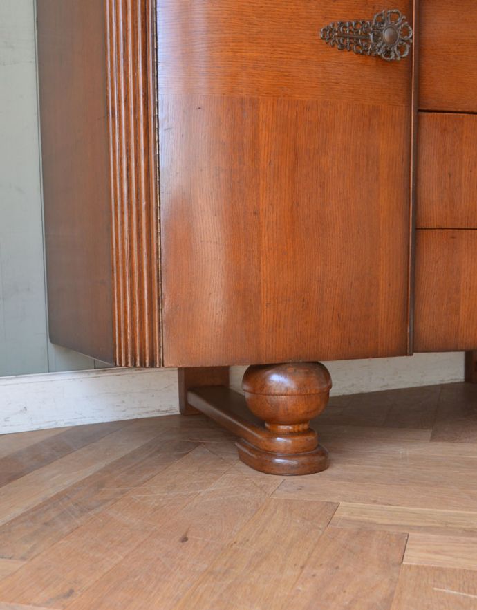 アンティークのキャビネット　アンティーク家具　お花の取っ手が華やかな、アンティークのバフェットサイドボード（カップボードチェスト） 。安定感のある脚がしっかり支えます。(m-545-f)