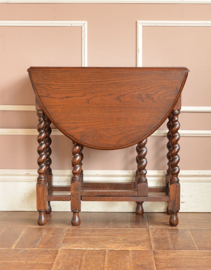 ロイドテーブル　アンティーク家具　英国らしいアンティーク家具、スモールサイズの伸張式のゲートレッグテーブル。足元のデザインが凝っていて組み脚のようになっています。(m-546-f)