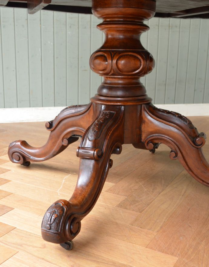 ロイドテーブル　アンティーク家具　1850年代のアンティーク英国家具、ウォルナット＆マホガニーを使用したダイニングテーブル（ティルトップテーブル）。職人のこだわりを感じる華やかなデザインです！しっかり支えるのでご安心ください。(m-549-f)