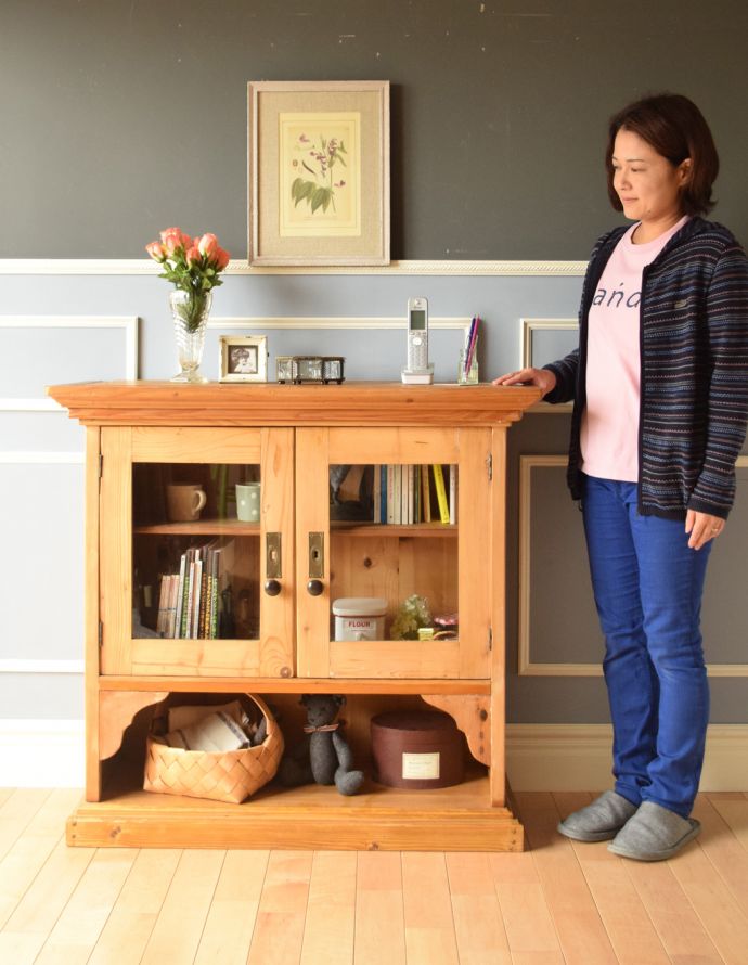 アンティークのキャビネット　アンティーク家具　イギリスのガラスキャビネット、オールドパインのブックケース（本棚）。雑貨やタオル、本などをショップのように飾れます。(m-550-f)