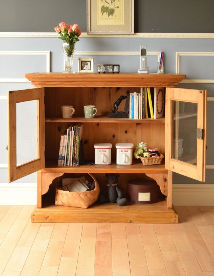 アンティークのキャビネット　アンティーク家具　イギリスのガラスキャビネット、オールドパインのブックケース（本棚）。食器や写真立て、本やDVDなどなど、たくさん飾ればディスプレイの幅が広がります！。(m-550-f)