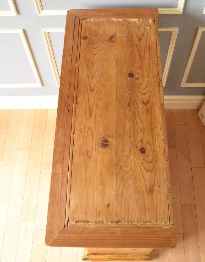 アンティークのキャビネット　アンティーク家具　イギリスのガラスキャビネット、オールドパインのブックケース（本棚）。天板もピカピカにお直ししました。(m-550-f)