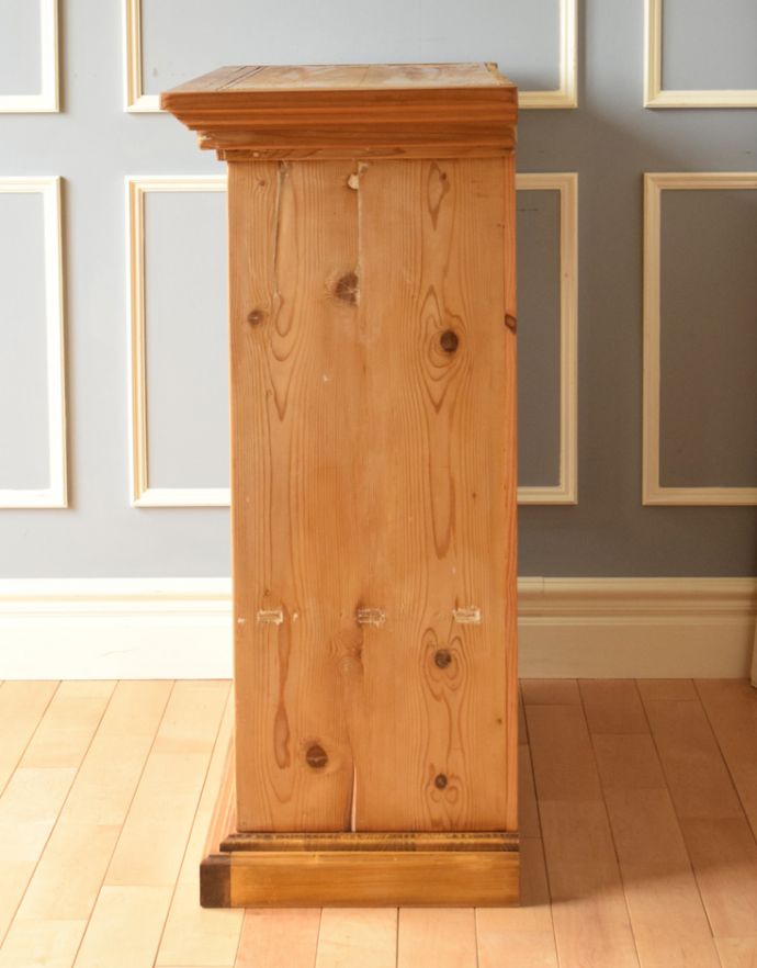 アンティークのキャビネット　アンティーク家具　イギリスのガラスキャビネット、オールドパインのブックケース（本棚）。横から見てもピカピカです。(m-550-f)