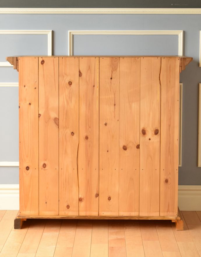 アンティークのキャビネット　アンティーク家具　イギリスのガラスキャビネット、オールドパインのブックケース（本棚）。キチンとメンテナンスしてあるので、裏側もキレイです。(m-550-f)