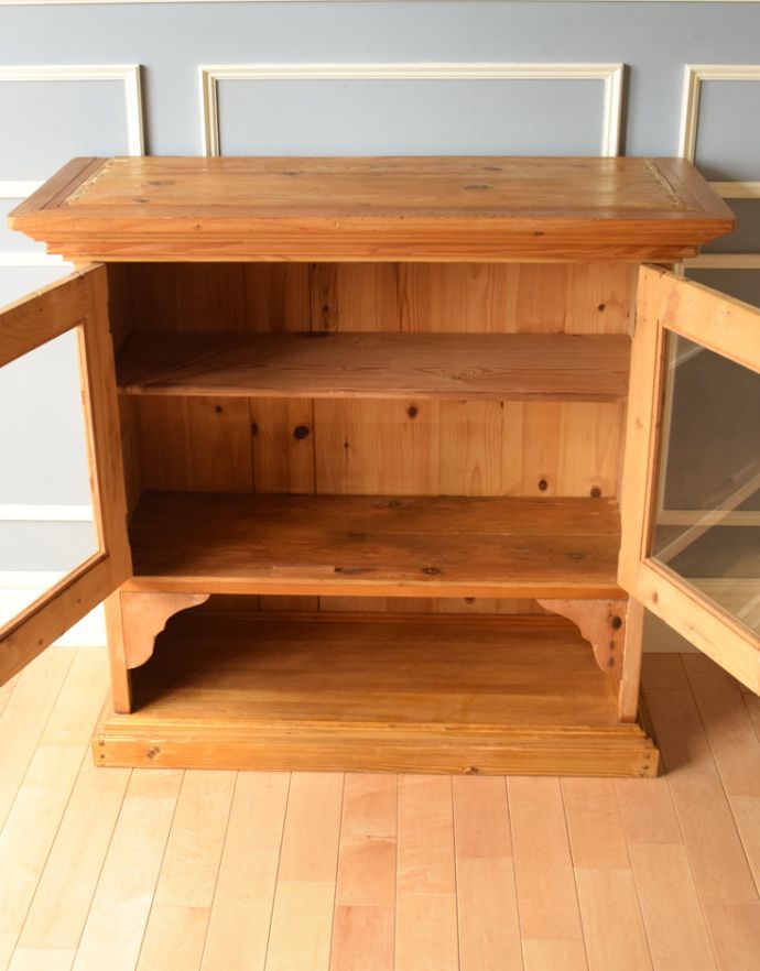 アンティークのキャビネット　アンティーク家具　イギリスのガラスキャビネット、オールドパインのブックケース（本棚）。背板には無垢のパイン材が使用されているので、ディスプレイする物をより素敵に魅せてくれます。(m-550-f)