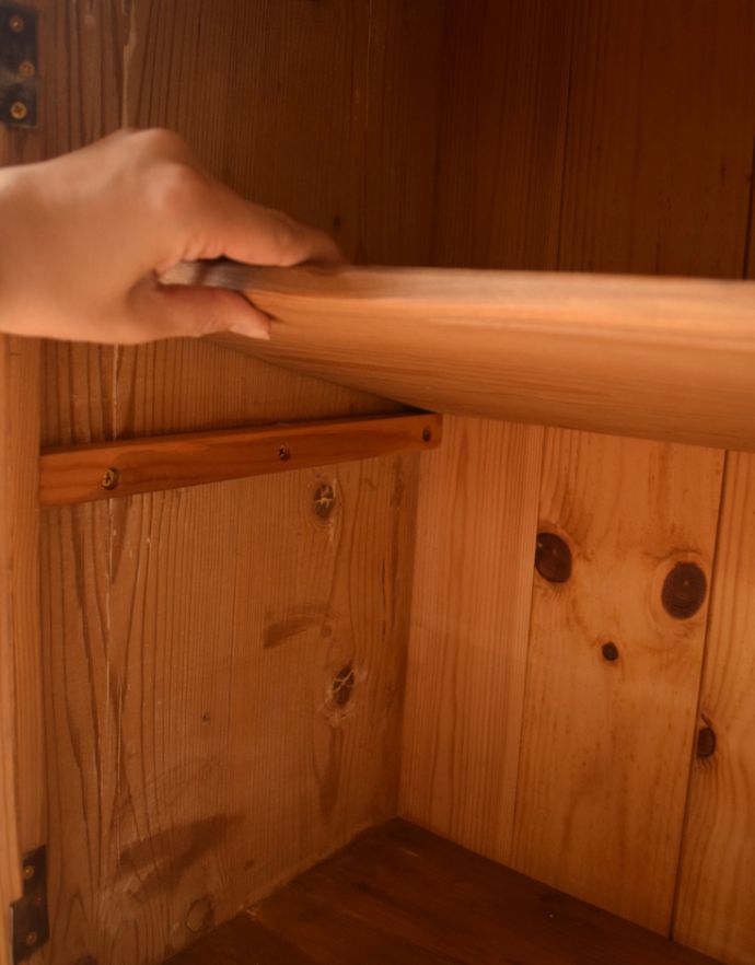 アンティークのキャビネット　アンティーク家具　イギリスのガラスキャビネット、オールドパインのブックケース（本棚）。棚板は可動します。(m-550-f)