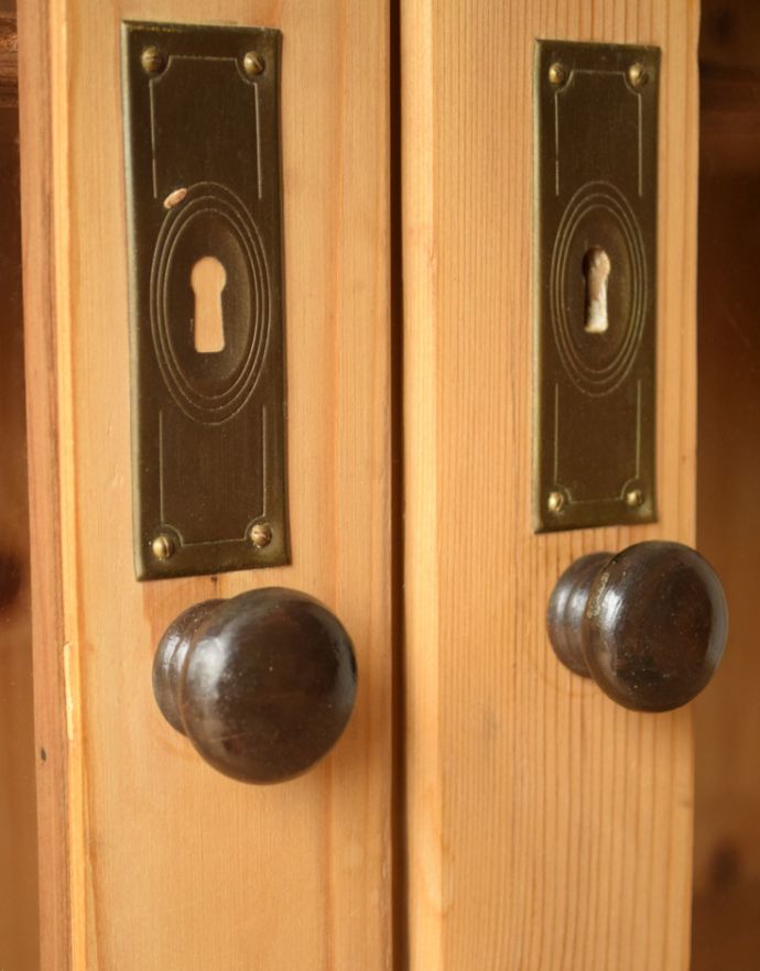 アンティークのキャビネット　アンティーク家具　イギリスのガラスキャビネット、オールドパインのブックケース（本棚）。左の鍵穴は装飾の一部としてお楽しみください。(m-550-f)