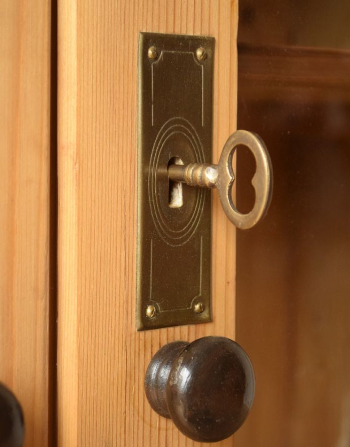 アンティークのキャビネット　アンティーク家具　イギリスのガラスキャビネット、オールドパインのブックケース（本棚）。鍵も一緒に見つかりました。(m-550-f)