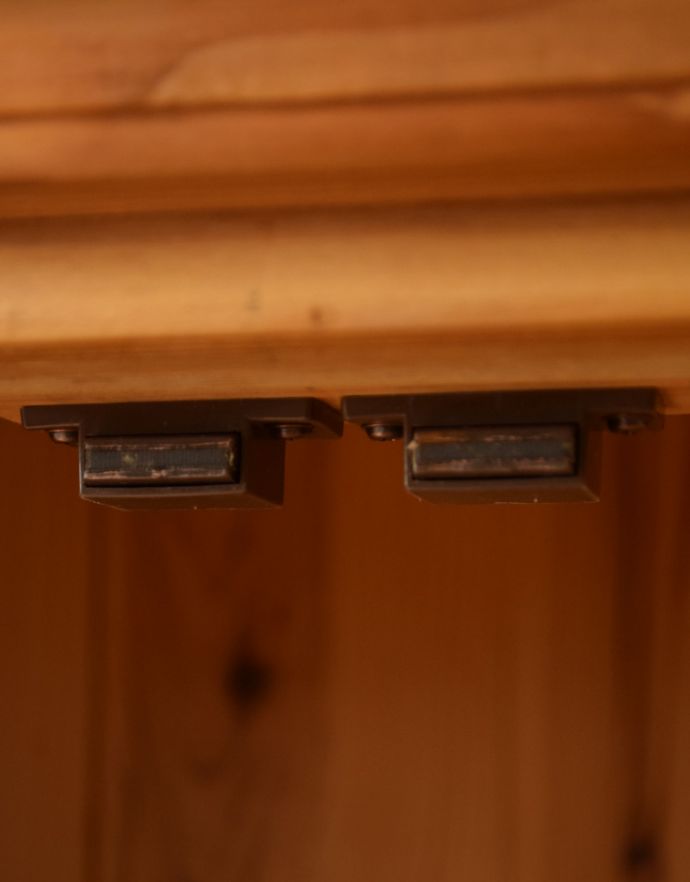 アンティークのキャビネット　アンティーク家具　イギリスのガラスキャビネット、オールドパインのブックケース（本棚）。扉にはマグネットが付いているので、開け閉めがスムーズです。(m-550-f)