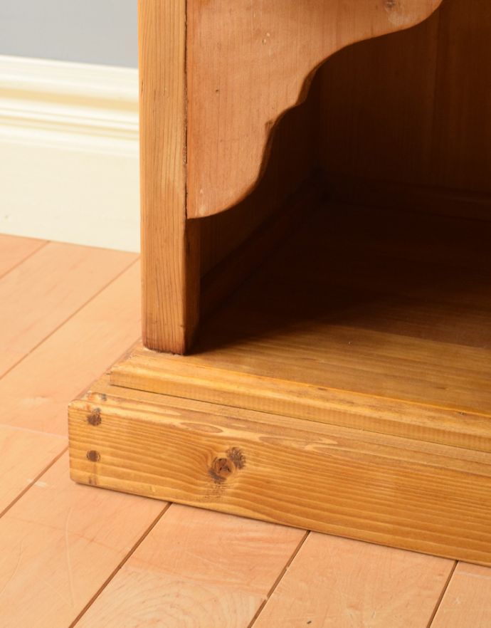 アンティークのキャビネット　アンティーク家具　イギリスのガラスキャビネット、オールドパインのブックケース（本棚）。しっかりとした安定感があります。(m-550-f)