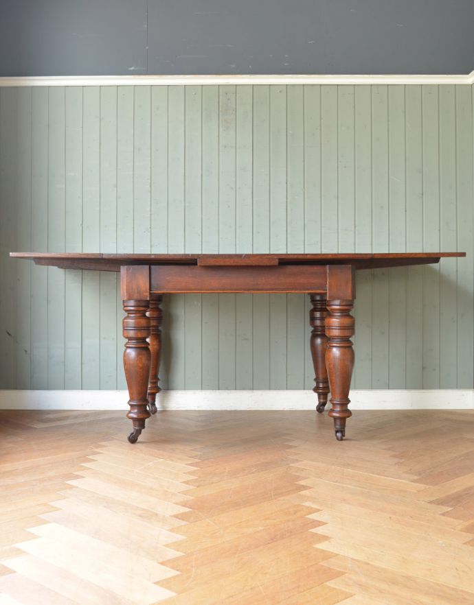 ロイドテーブル　アンティーク家具　アンティーク英国家具、キャスター付きのオーク材のドローリーフテーブル（伸張式テーブル）。ダイニングテーブルにしたり、家事台にも使えます。(m-552-f)