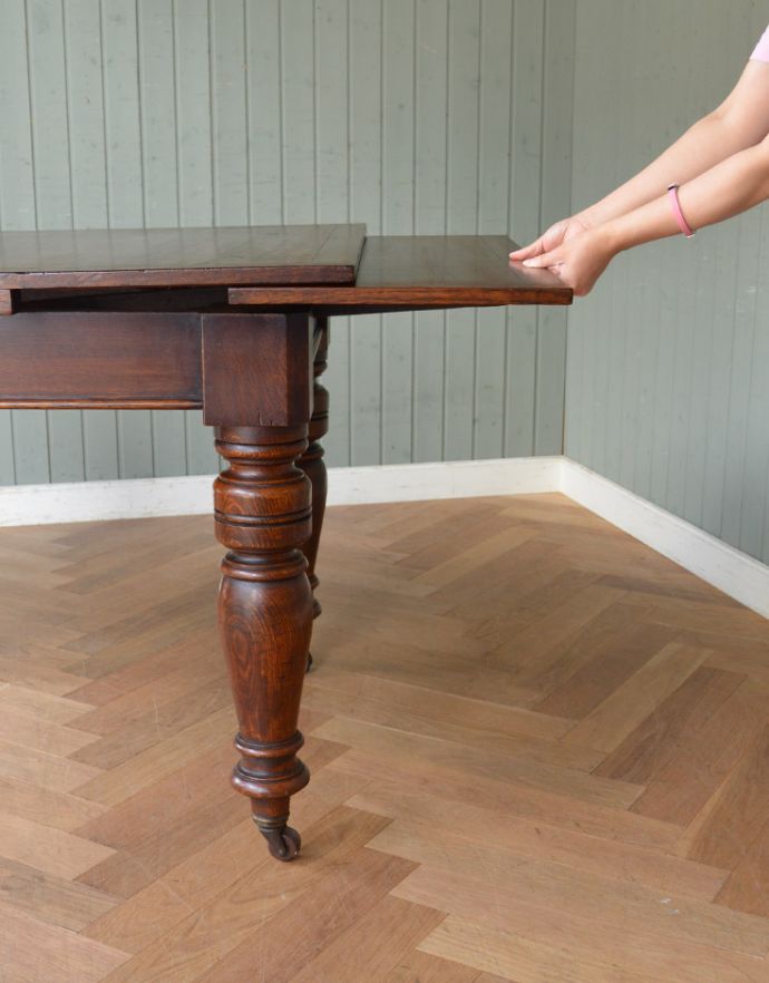 ロイドテーブル　アンティーク家具　アンティーク英国家具、キャスター付きのオーク材のドローリーフテーブル（伸張式テーブル）。天板は引っ張り出すだけであっという間に大きくなります。(m-552-f)