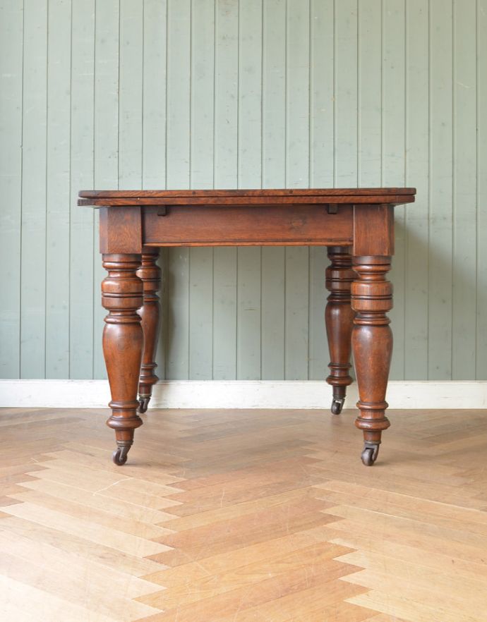 ロイドテーブル　アンティーク家具　アンティーク英国家具、キャスター付きのオーク材のドローリーフテーブル（伸張式テーブル）。温かみのある落ち着いた色です。(m-552-f)