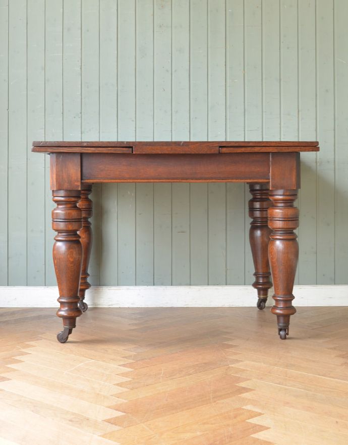 ロイドテーブル　アンティーク家具　アンティーク英国家具、キャスター付きのオーク材のドローリーフテーブル（伸張式テーブル）。閉じるとコンパクトになるのでアパートや一人住まいの方にもオススメ！片開きの状態でも使って頂けますよ！３〜４人掛けでゆったりと使えます。(m-552-f)